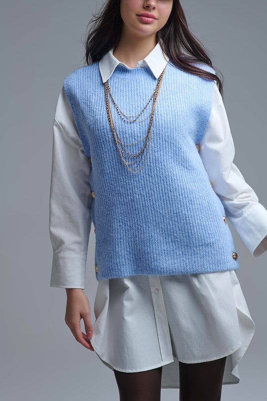 Pull bleu sans manches avec boutons dorés sur le côté