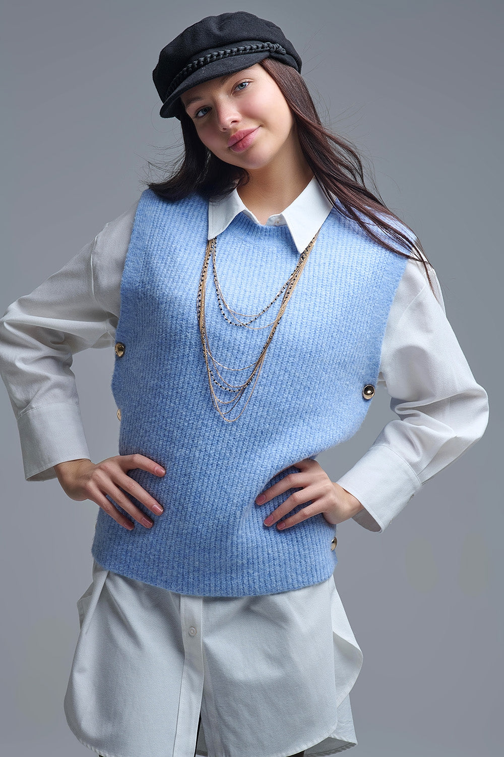 Pull bleu sans manches avec boutons dorés sur le côté