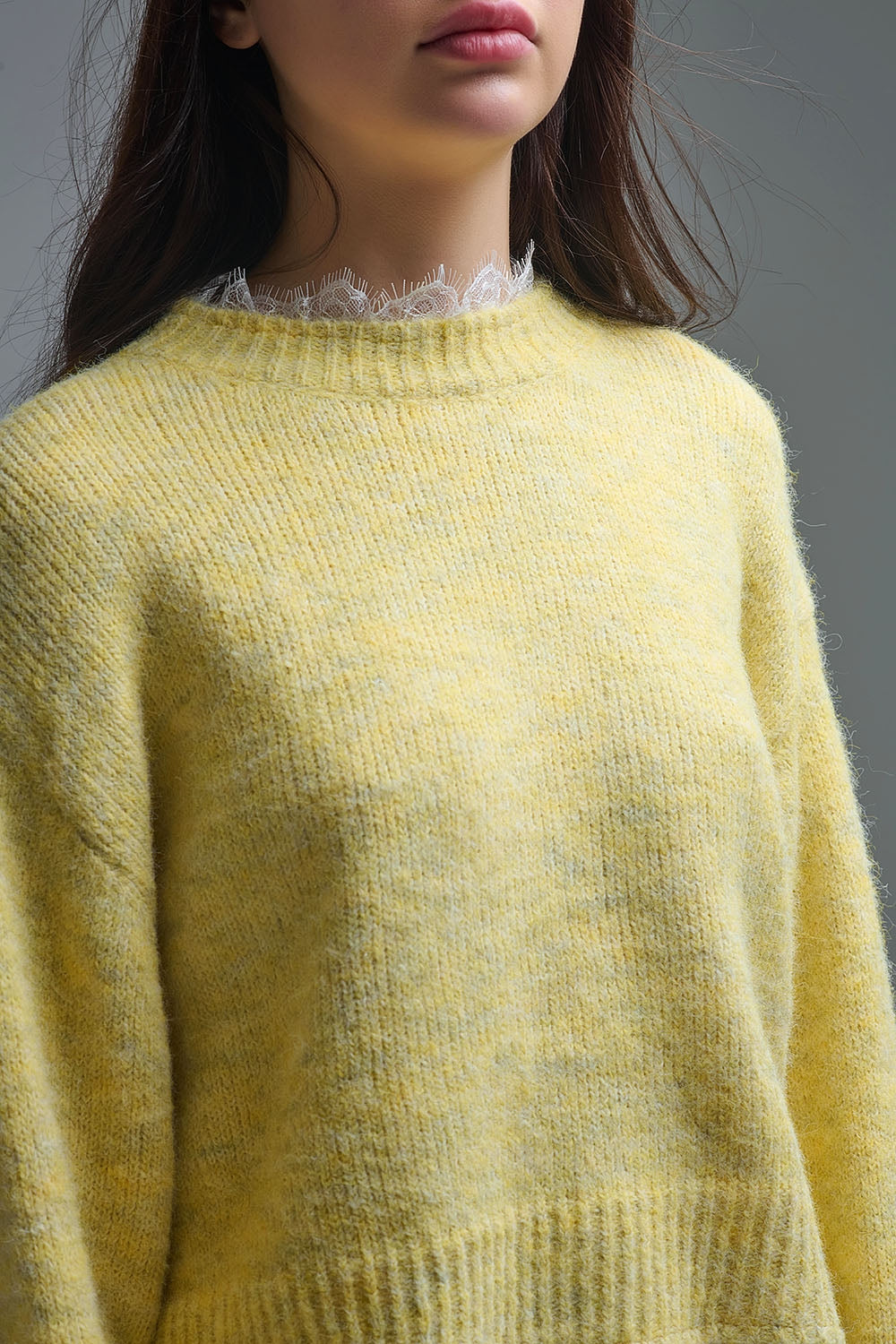 Pull jaune décontracté avec détails en dentelle