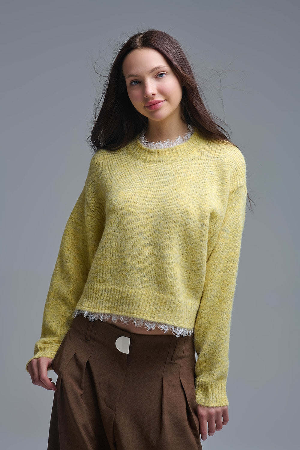 Pull jaune décontracté avec détails en dentelle