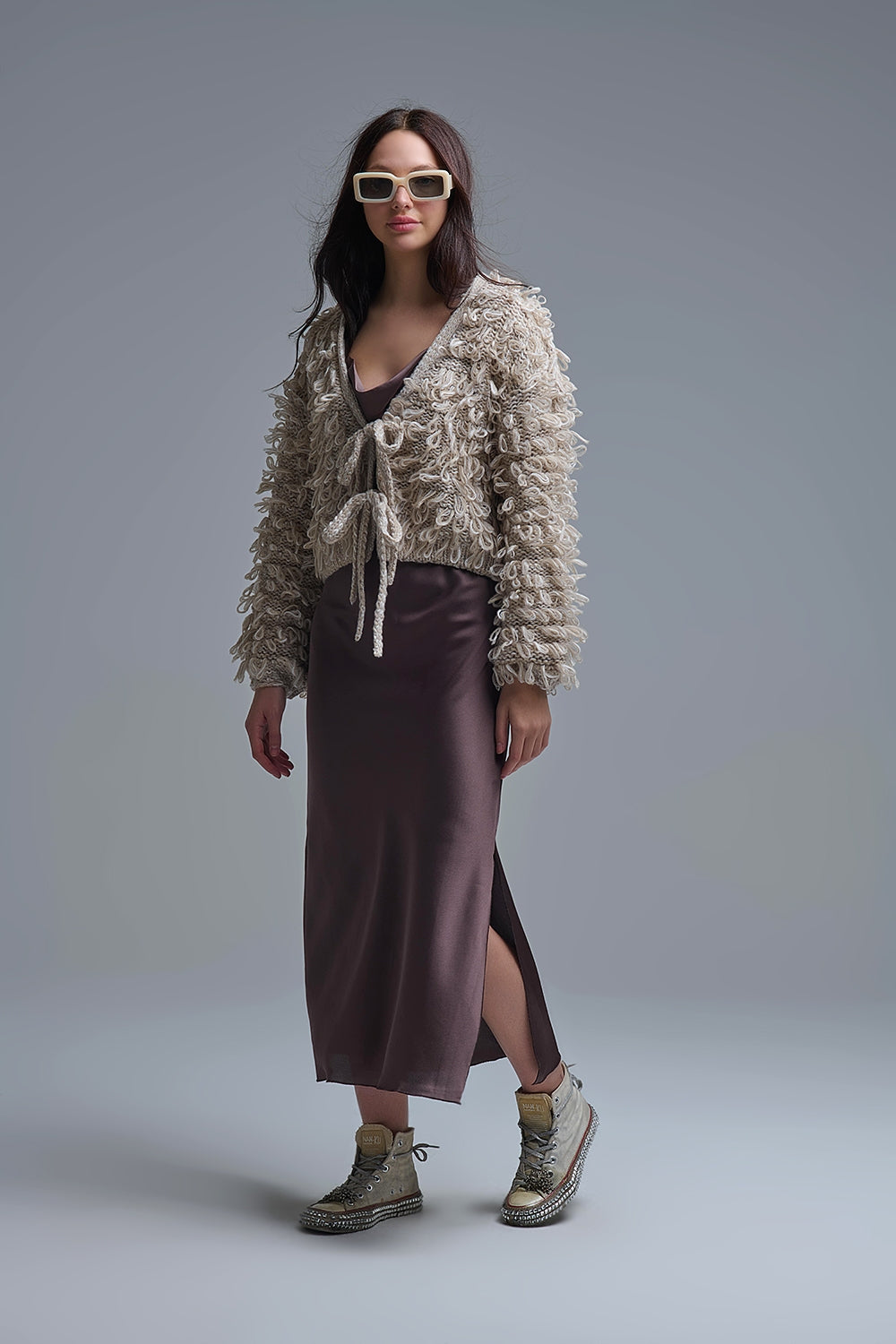 Cardigan croisé en maille épaisse beige avec col en V et fermeture à nouer sur le devant