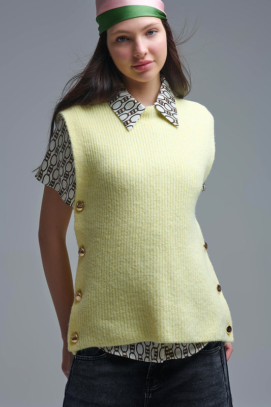 Pull jaune sans manches avec boutons dorés sur le côté