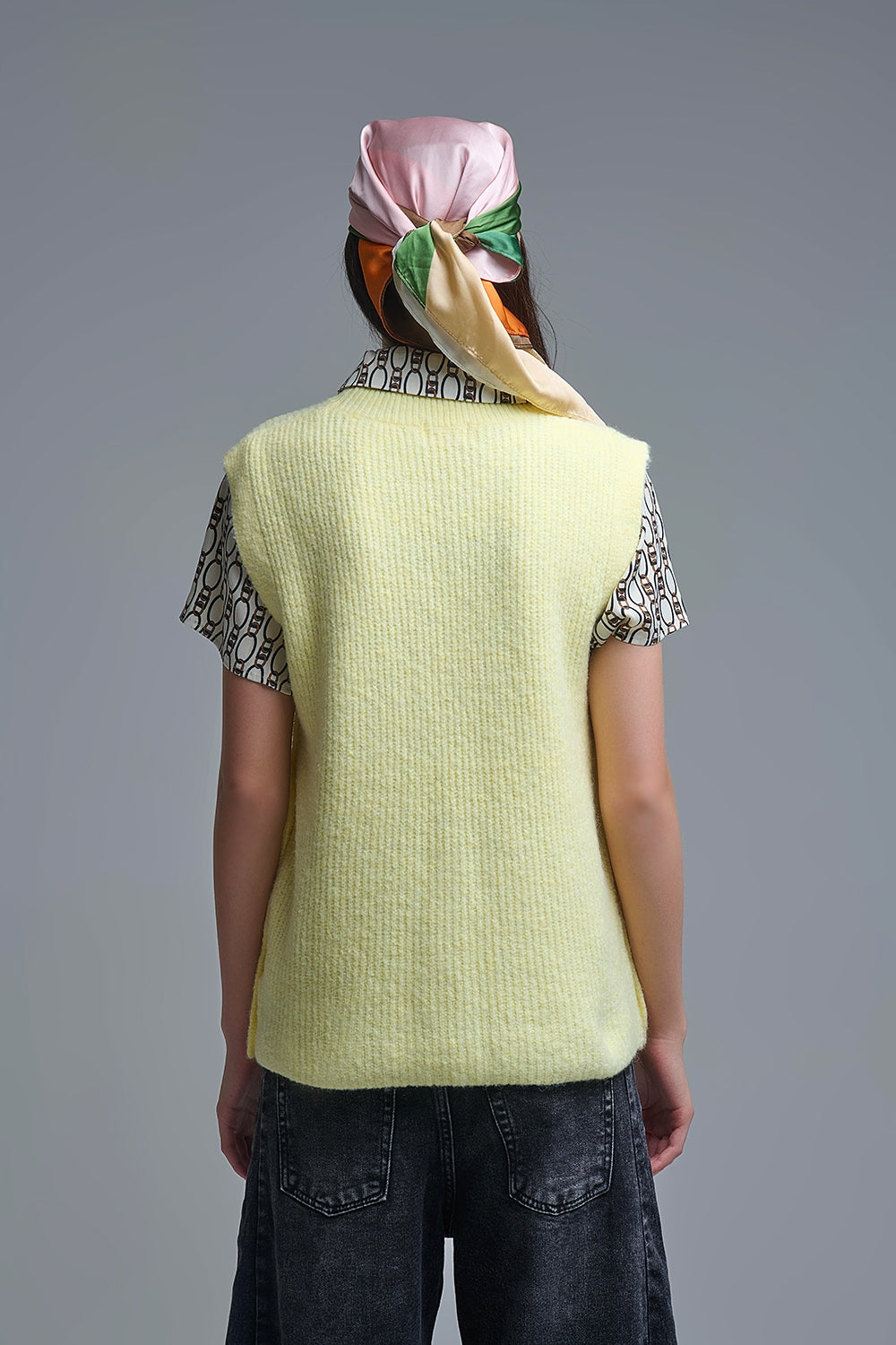 Pull jaune sans manches avec boutons dorés sur le côté