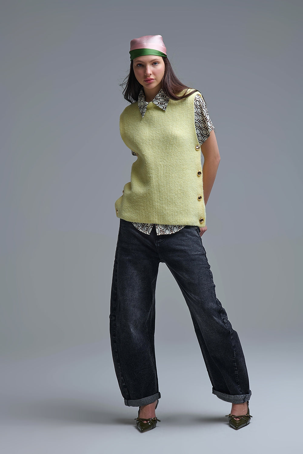 Pull jaune sans manches avec boutons dorés sur le côté