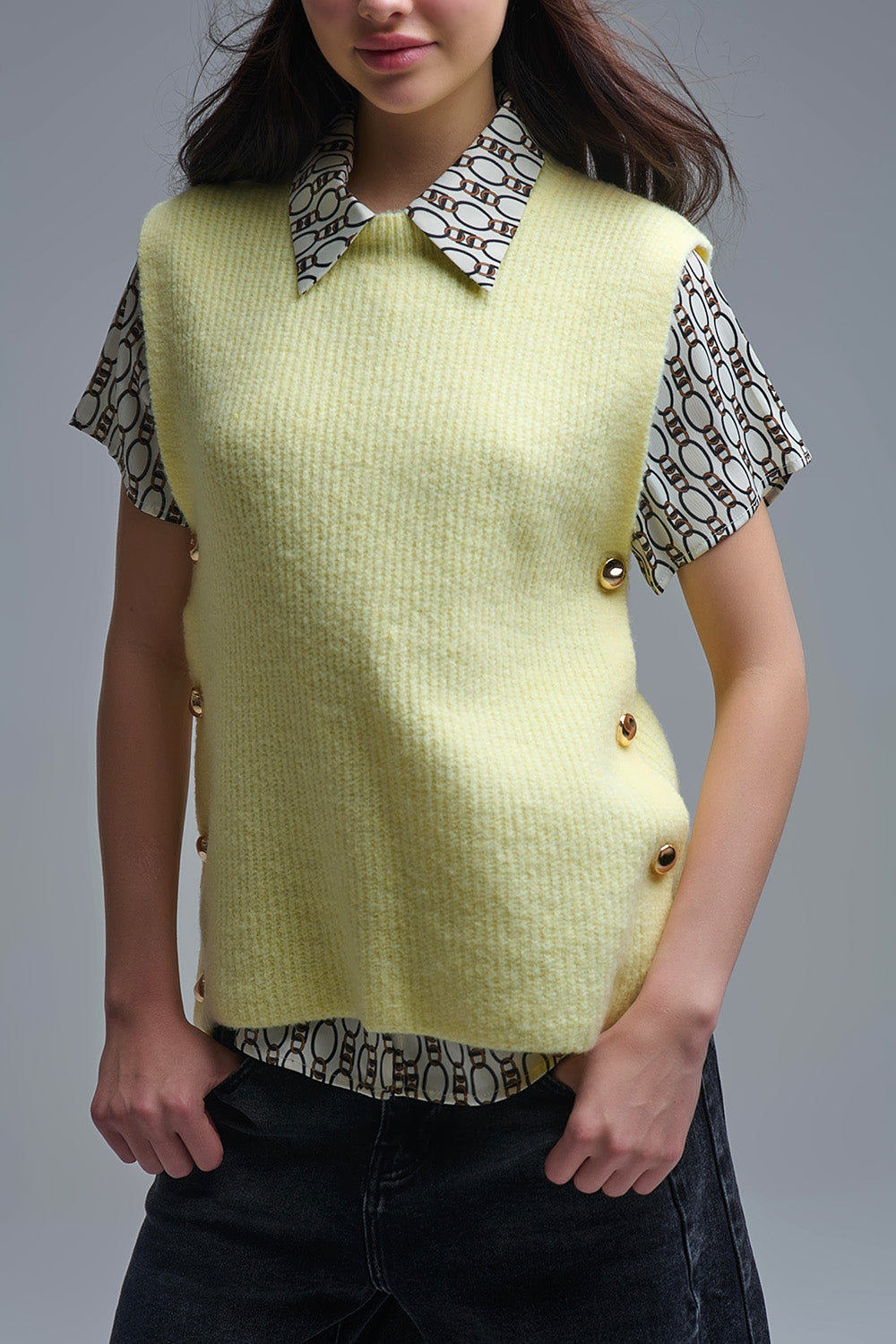 Pull jaune sans manches avec boutons dorés sur le côté