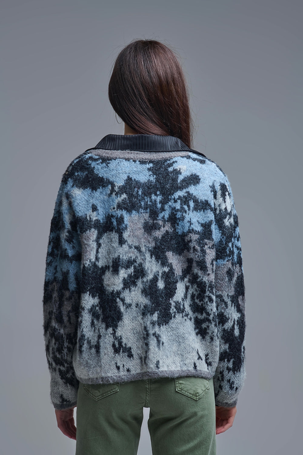 Cardigan élégant en tricot gris avec imprimé abstrait à paillettes