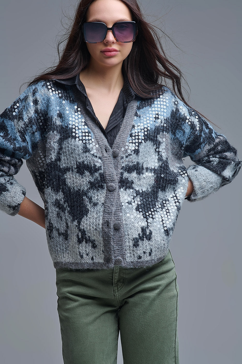 Cardigan élégant en tricot gris avec imprimé abstrait à paillettes
