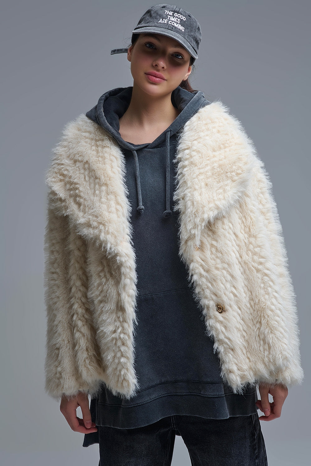 Veste chic en fausse fourrure beige à col large