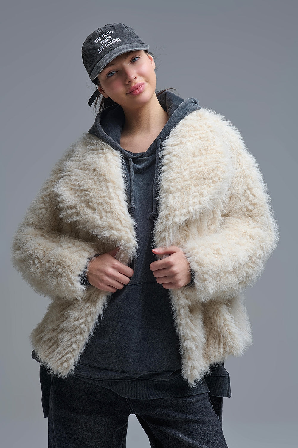 Veste chic en fausse fourrure beige à col large