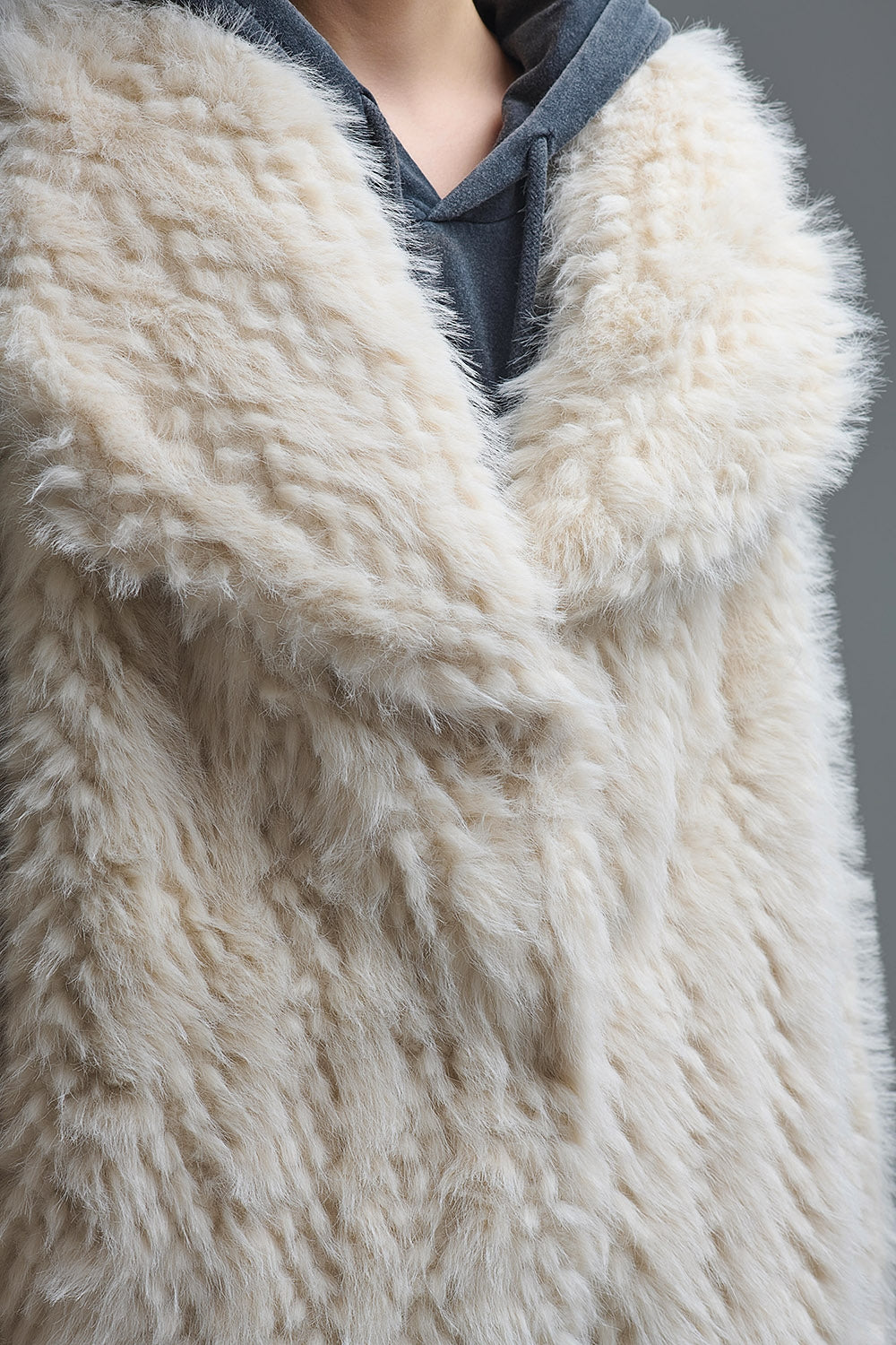 Veste chic en fausse fourrure beige à col large