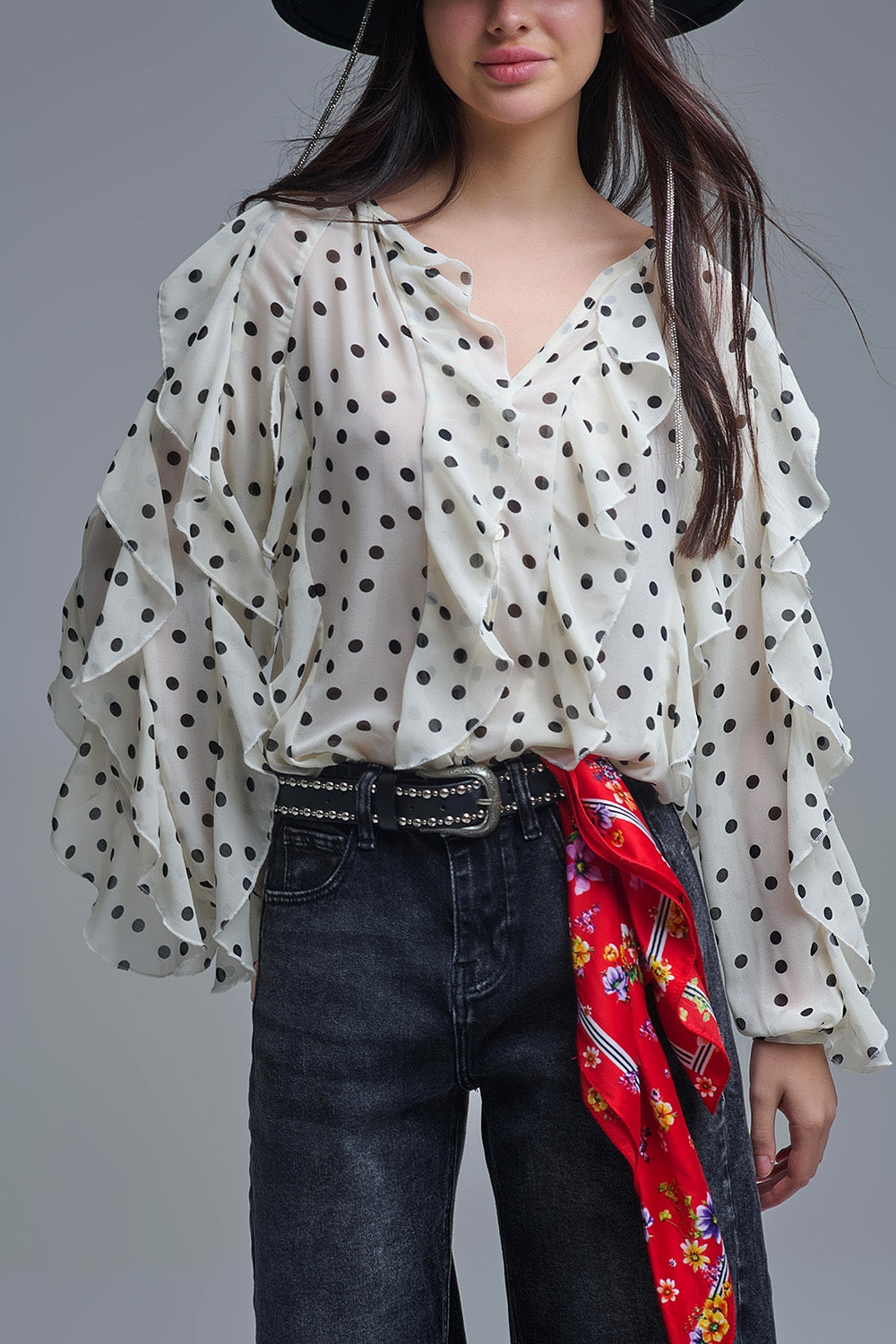 Chemise en mousseline de soie boutonnée à pois avec volants