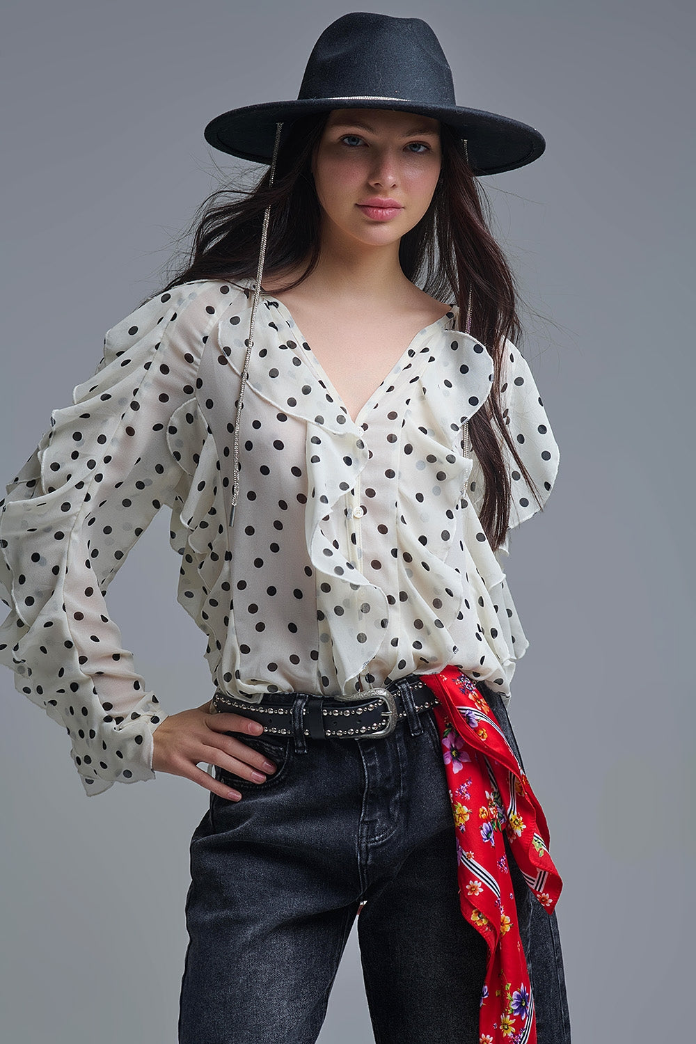 Chemise en mousseline de soie boutonnée à pois avec volants