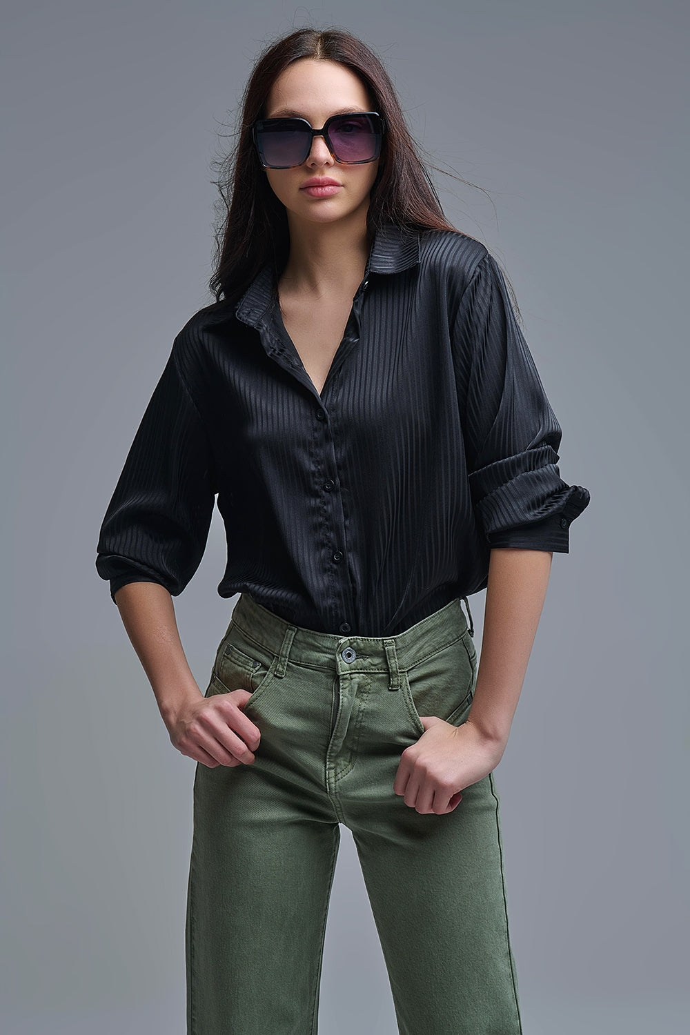 Chemise élégante en satin rayé noir