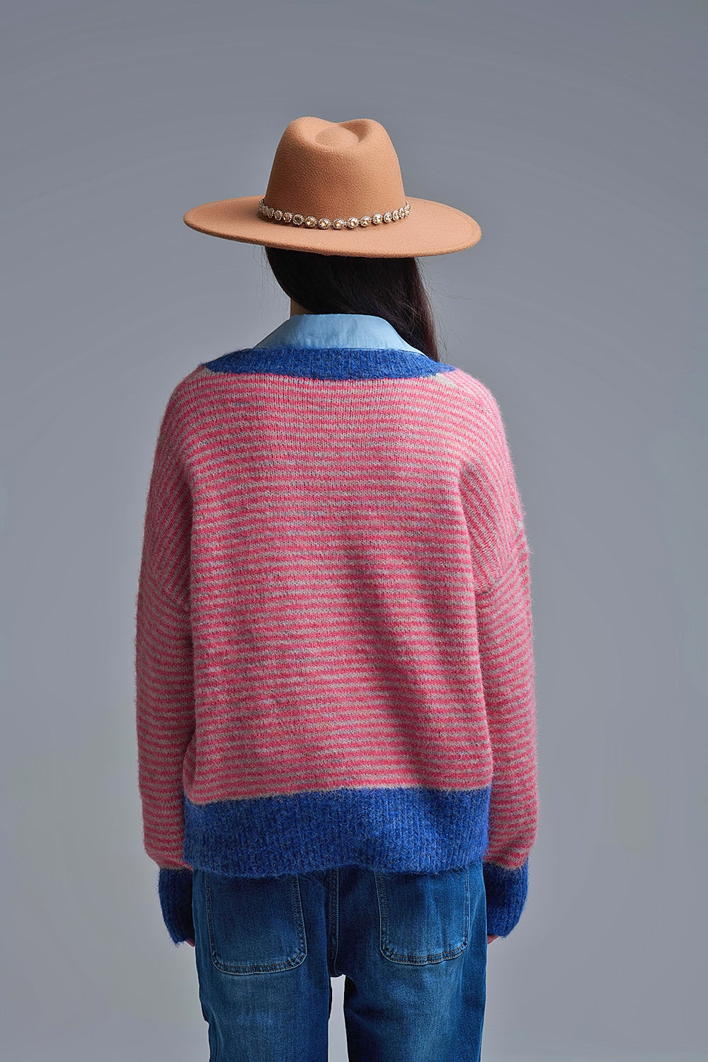 Pull en tricot rayé fuchsia avec détails bleus