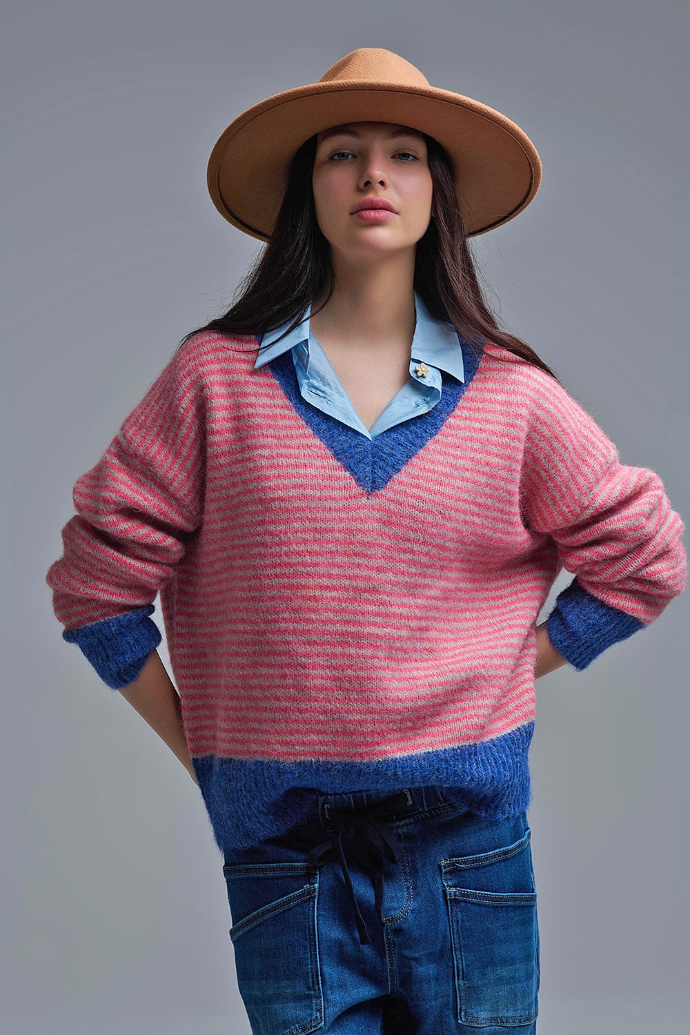 Pull en tricot rayé fuchsia avec détails bleus