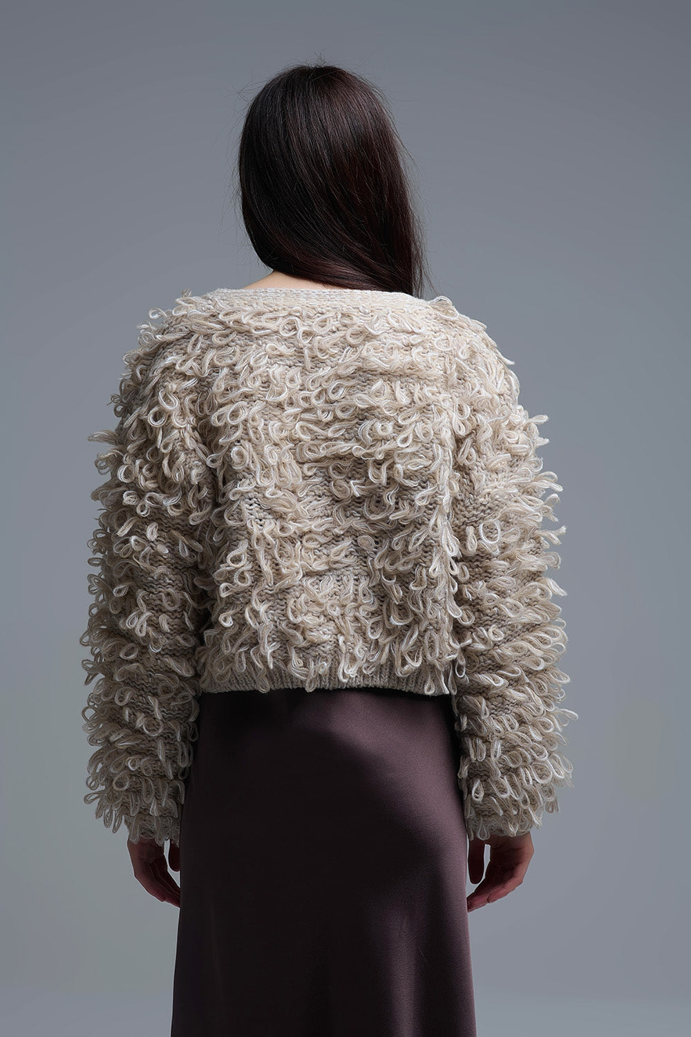 Cardigan croisé en maille épaisse beige avec col en V et fermeture à nouer sur le devant