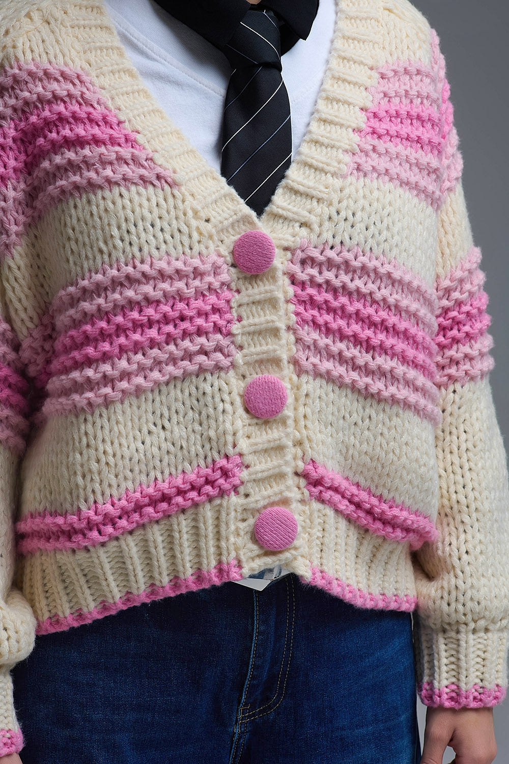 Cardigan en tricot épais à col en V rayé de rose et de crème