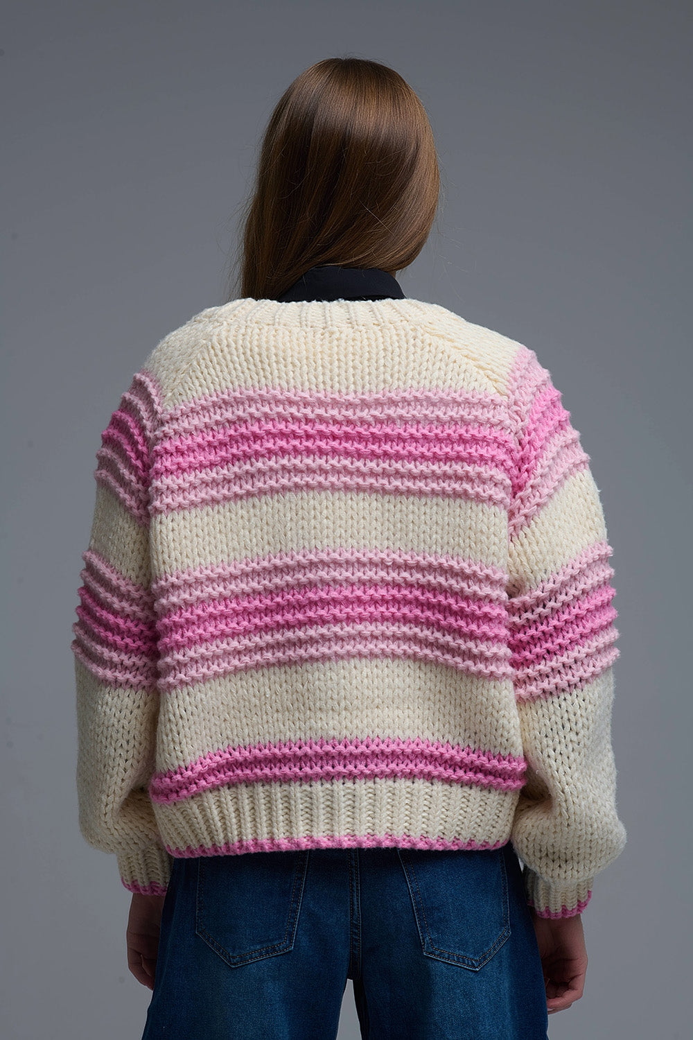 Cardigan en tricot épais à col en V rayé de rose et de crème