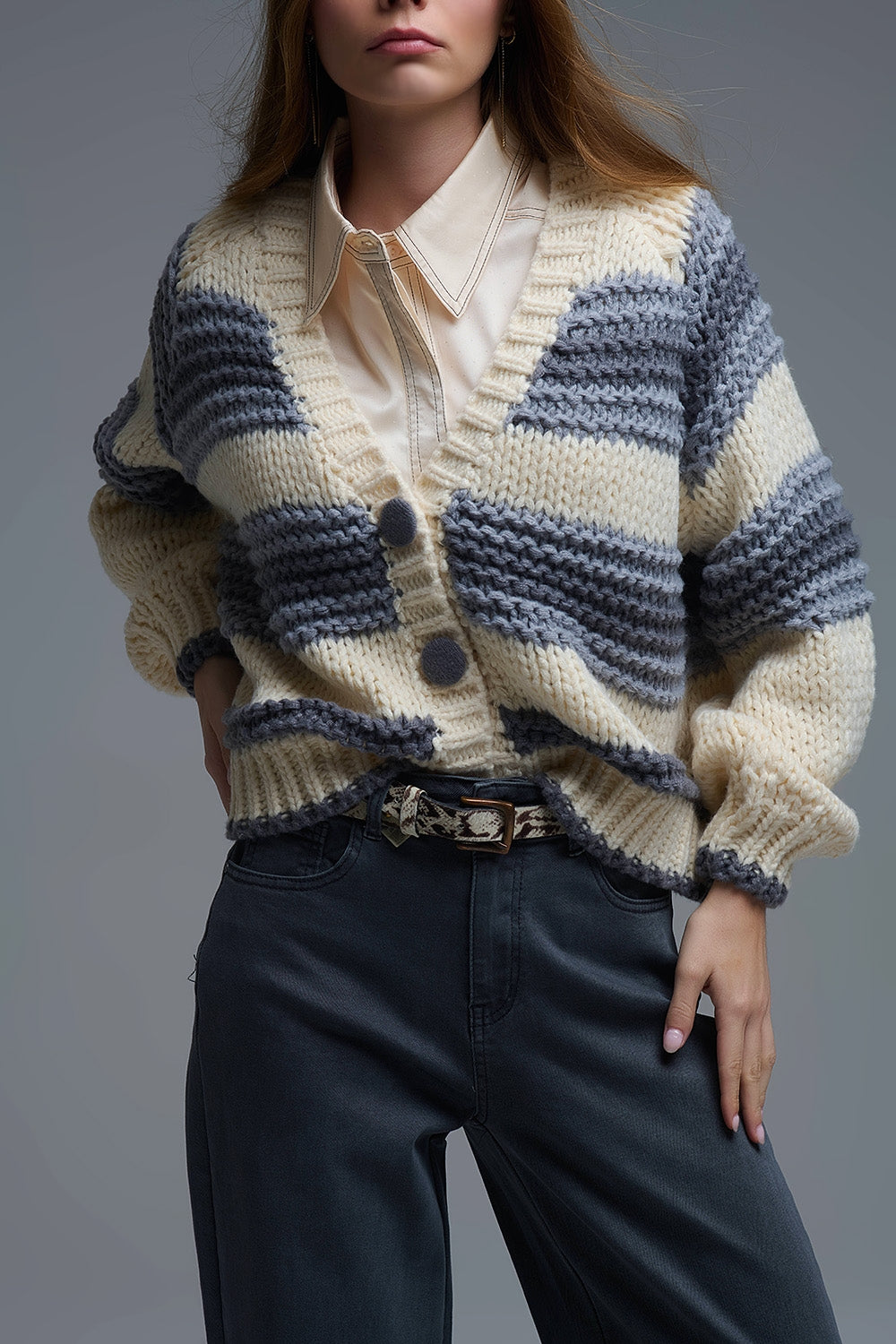 Cardigan en tricot épais à col en V rayé de gris et de crème