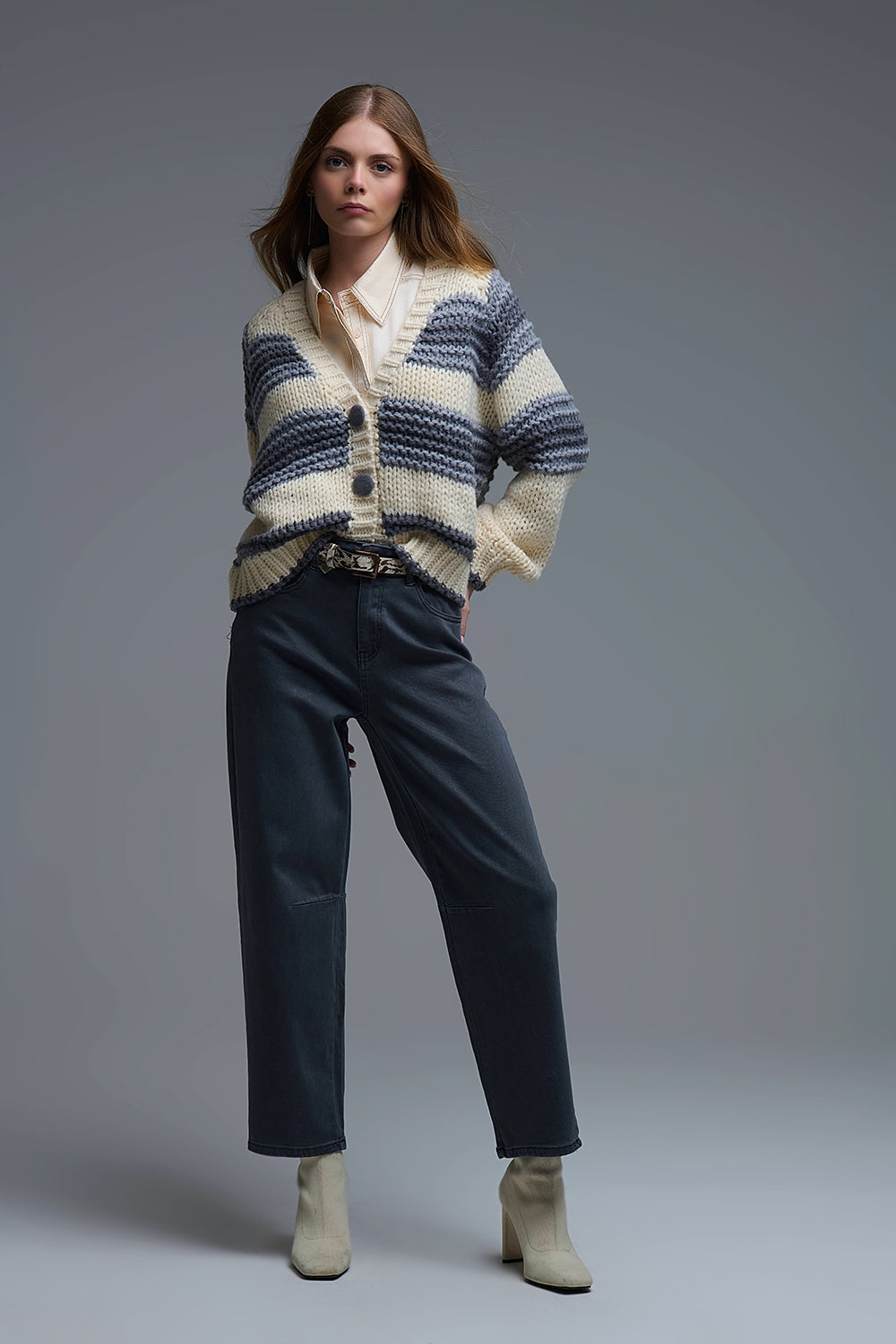 Cardigan en tricot épais à col en V rayé de gris et de crème