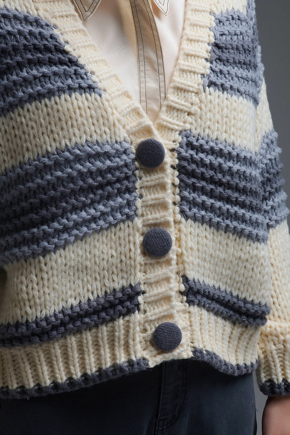 Cardigan en tricot épais à col en V rayé de gris et de crème