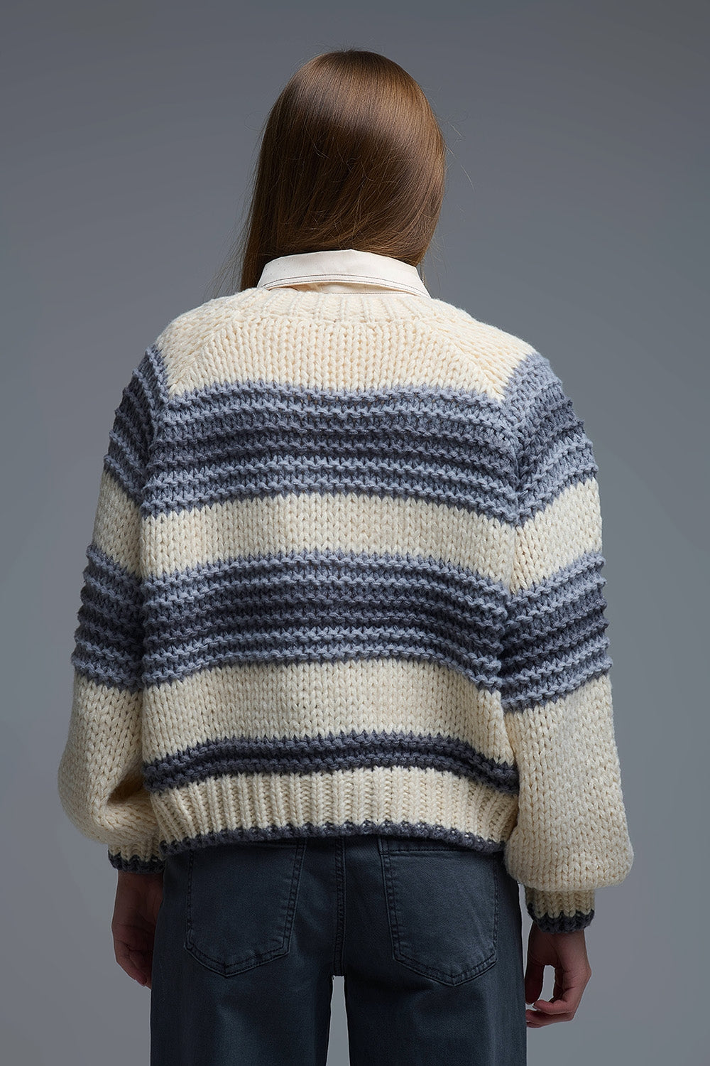 Cardigan en tricot épais à col en V rayé de gris et de crème