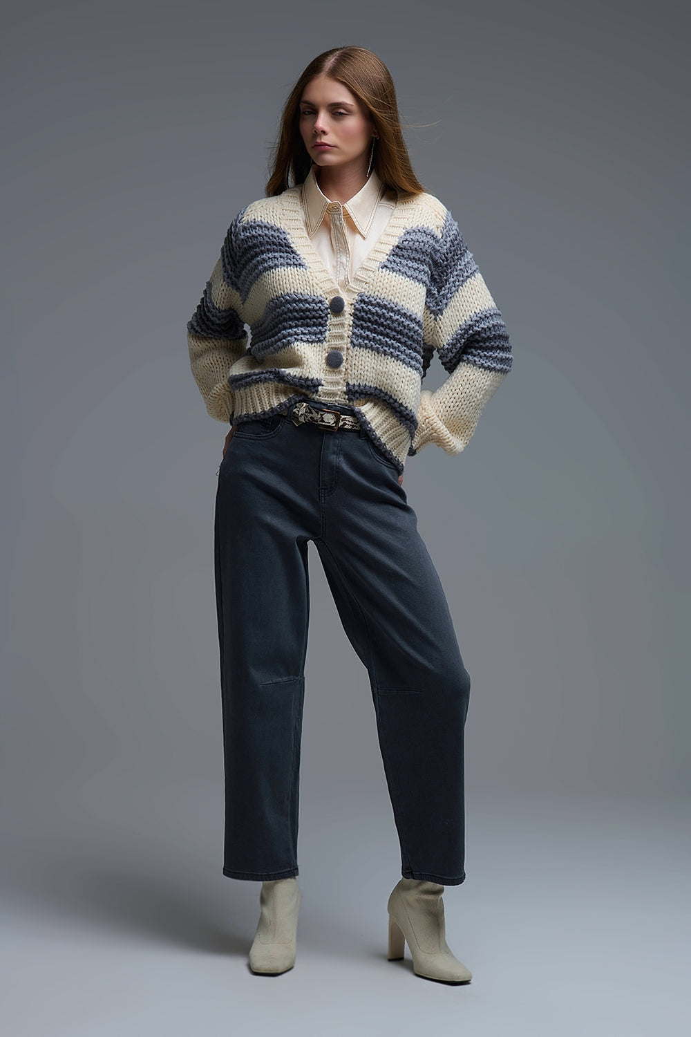 Cardigan en tricot épais à col en V rayé de gris et de crème
