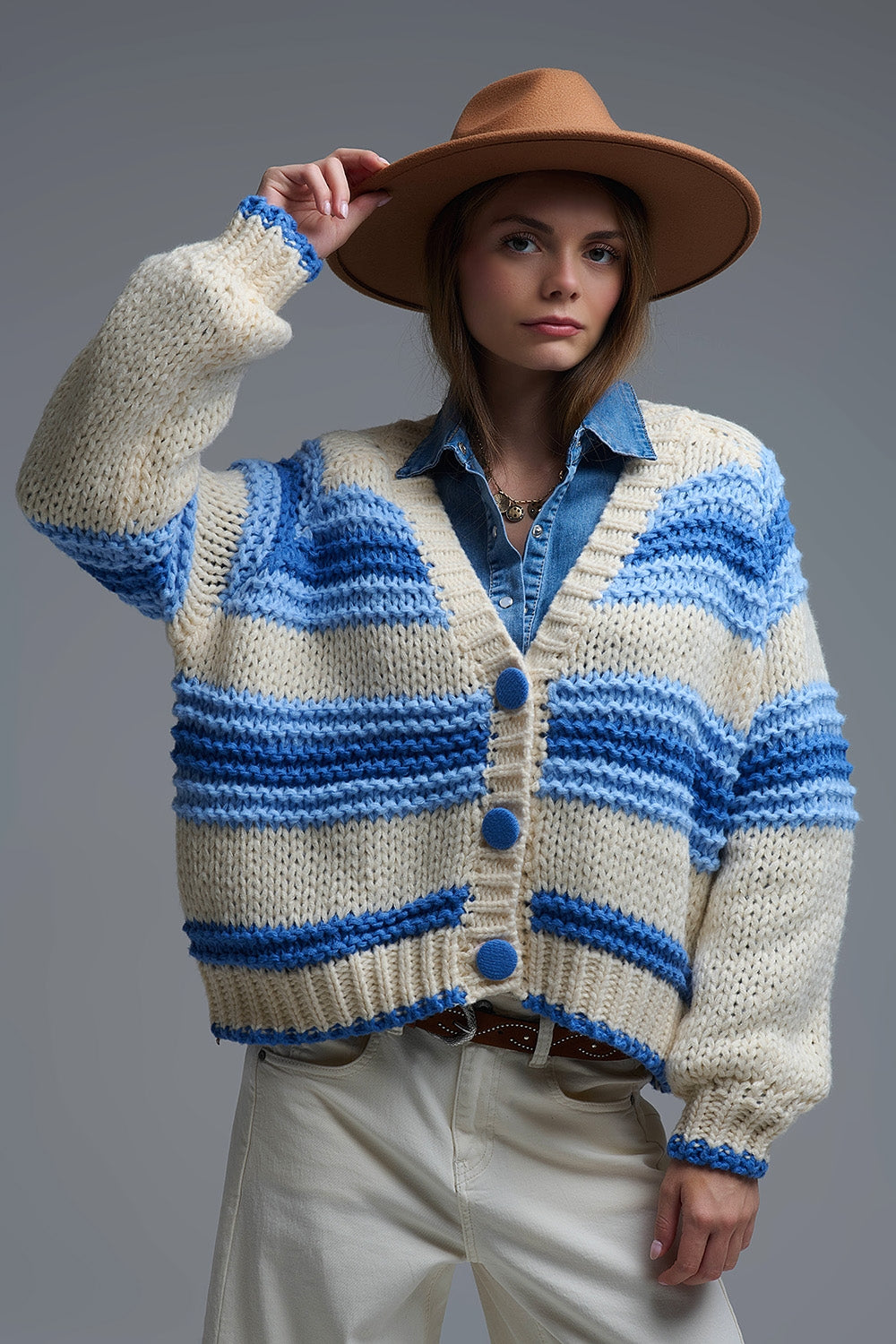 Cardigan en tricot épais à col en V rayé de bleu et de crème