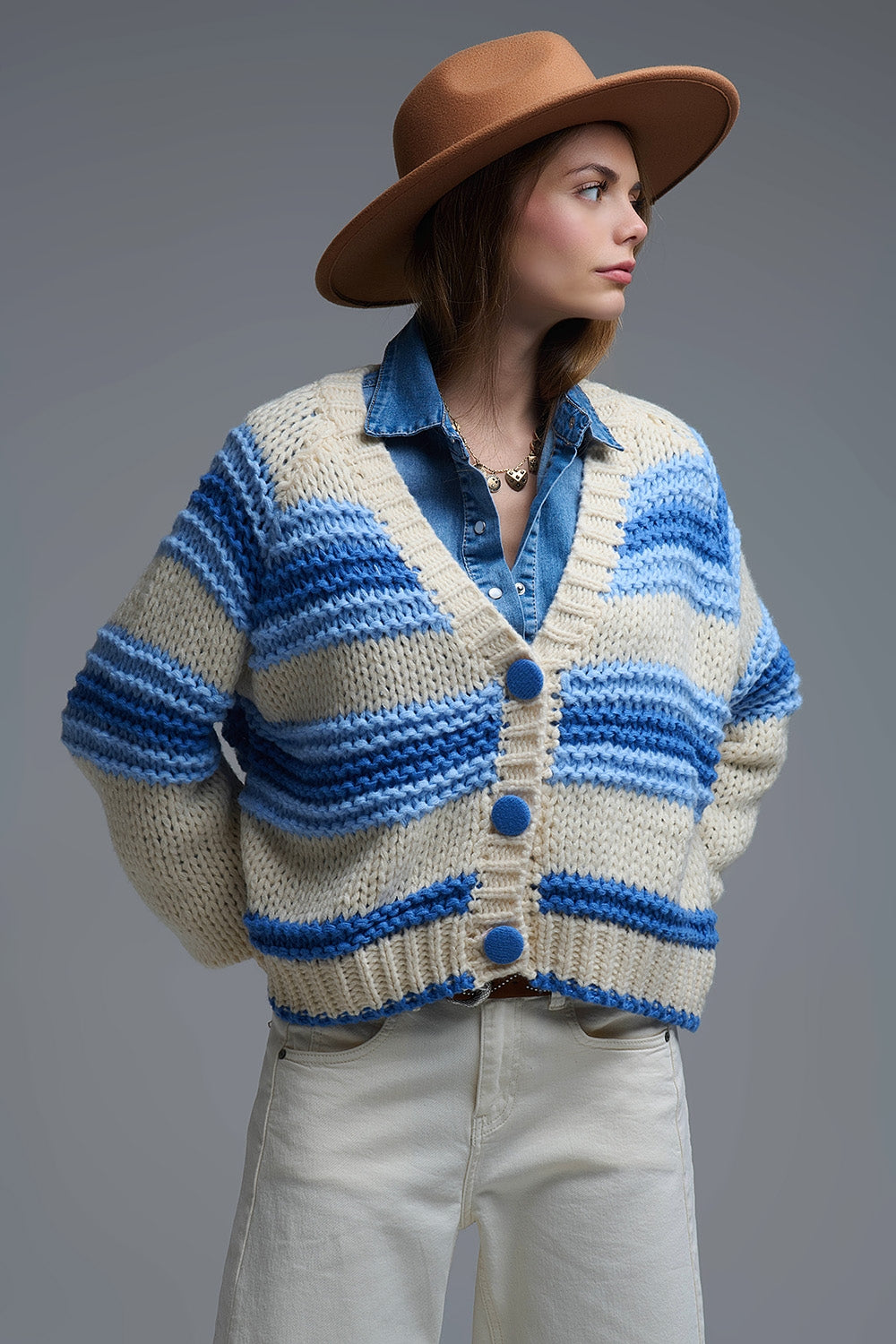 Cardigan en tricot épais à col en V rayé de bleu et de crème