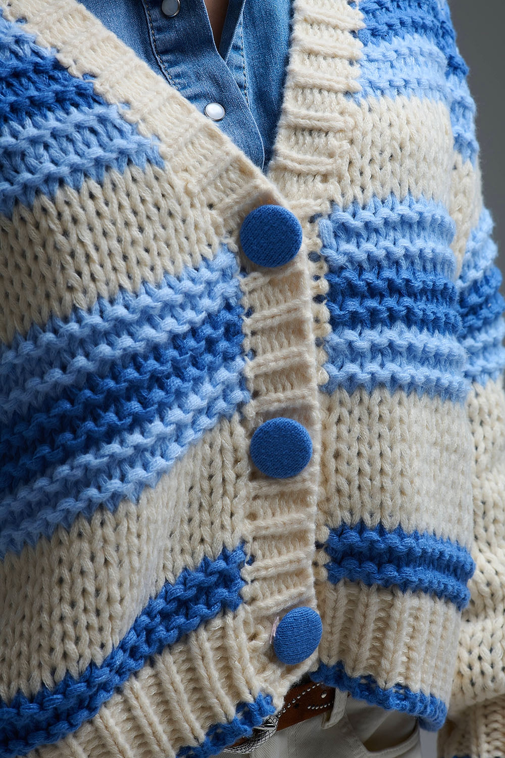 Cardigan en tricot épais à col en V rayé de bleu et de crème