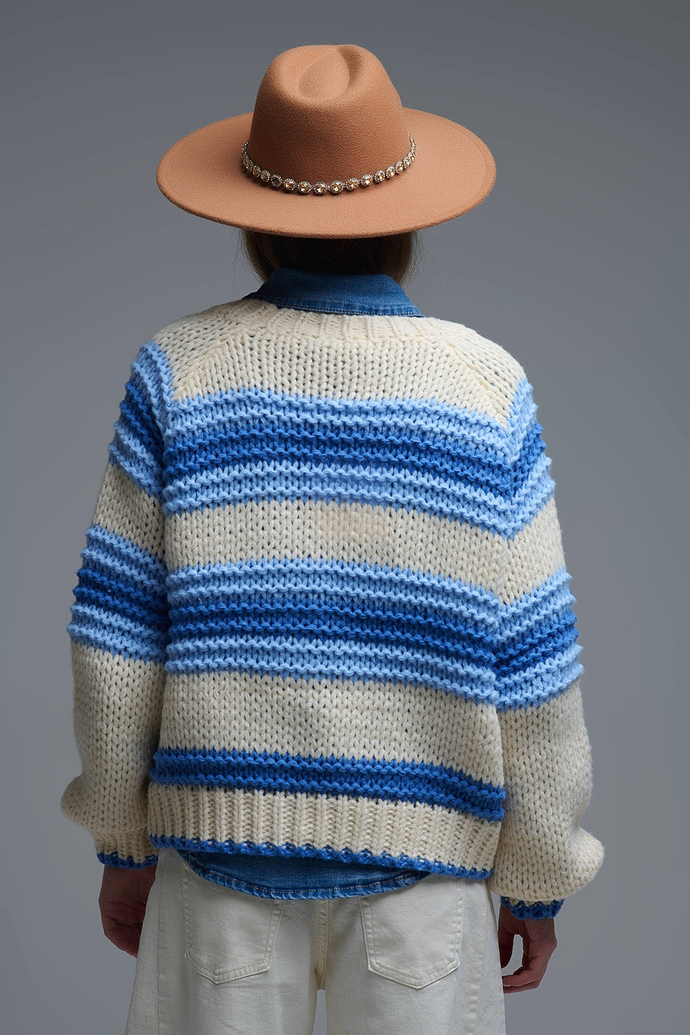 Cardigan en tricot épais à col en V rayé de bleu et de crème