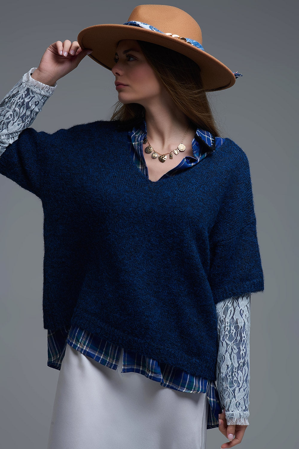Pull à col en V contrasté marine avec manches en dentelle blanche contrastée