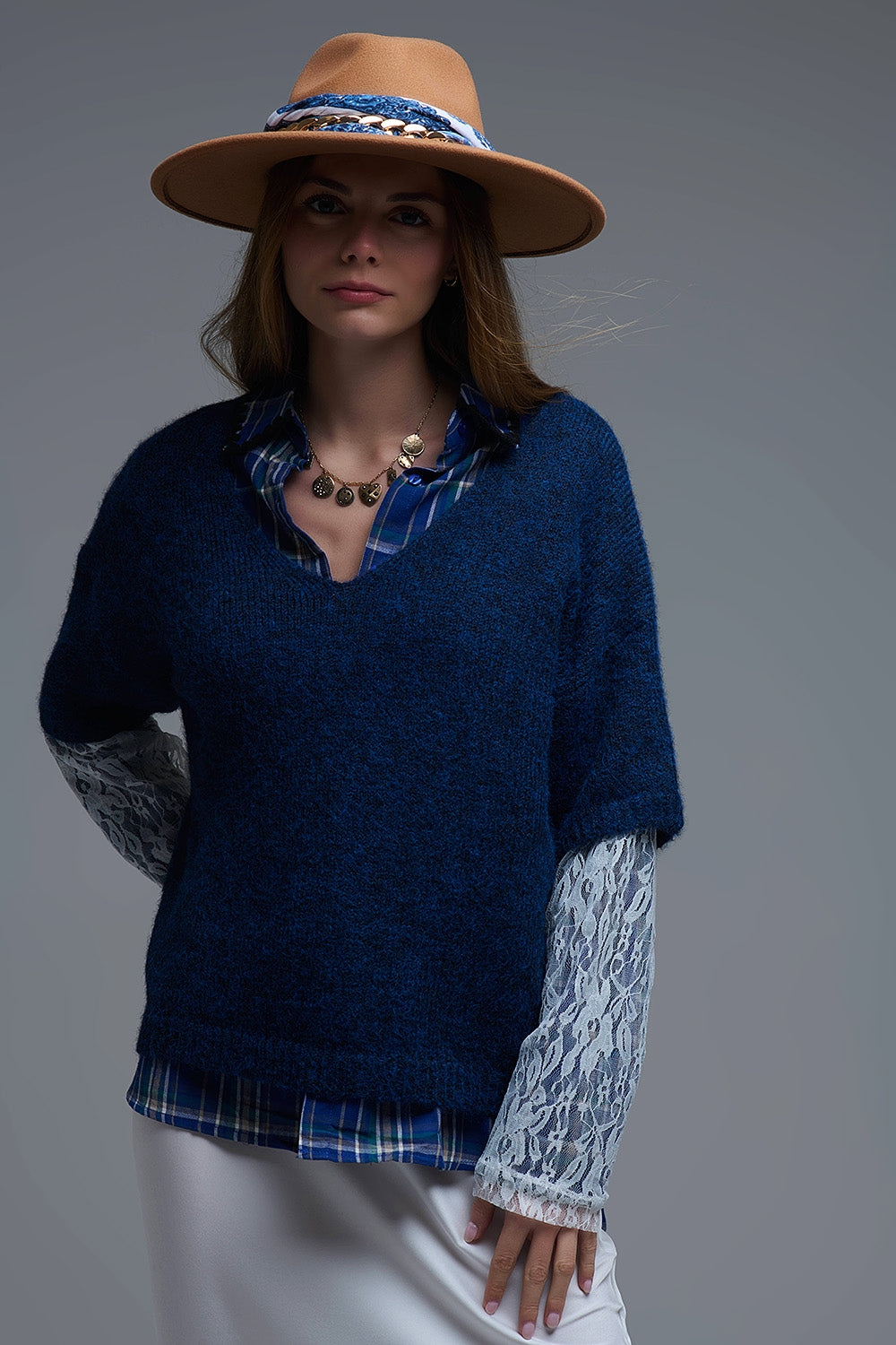 Pull à col en V contrasté marine avec manches en dentelle blanche contrastée