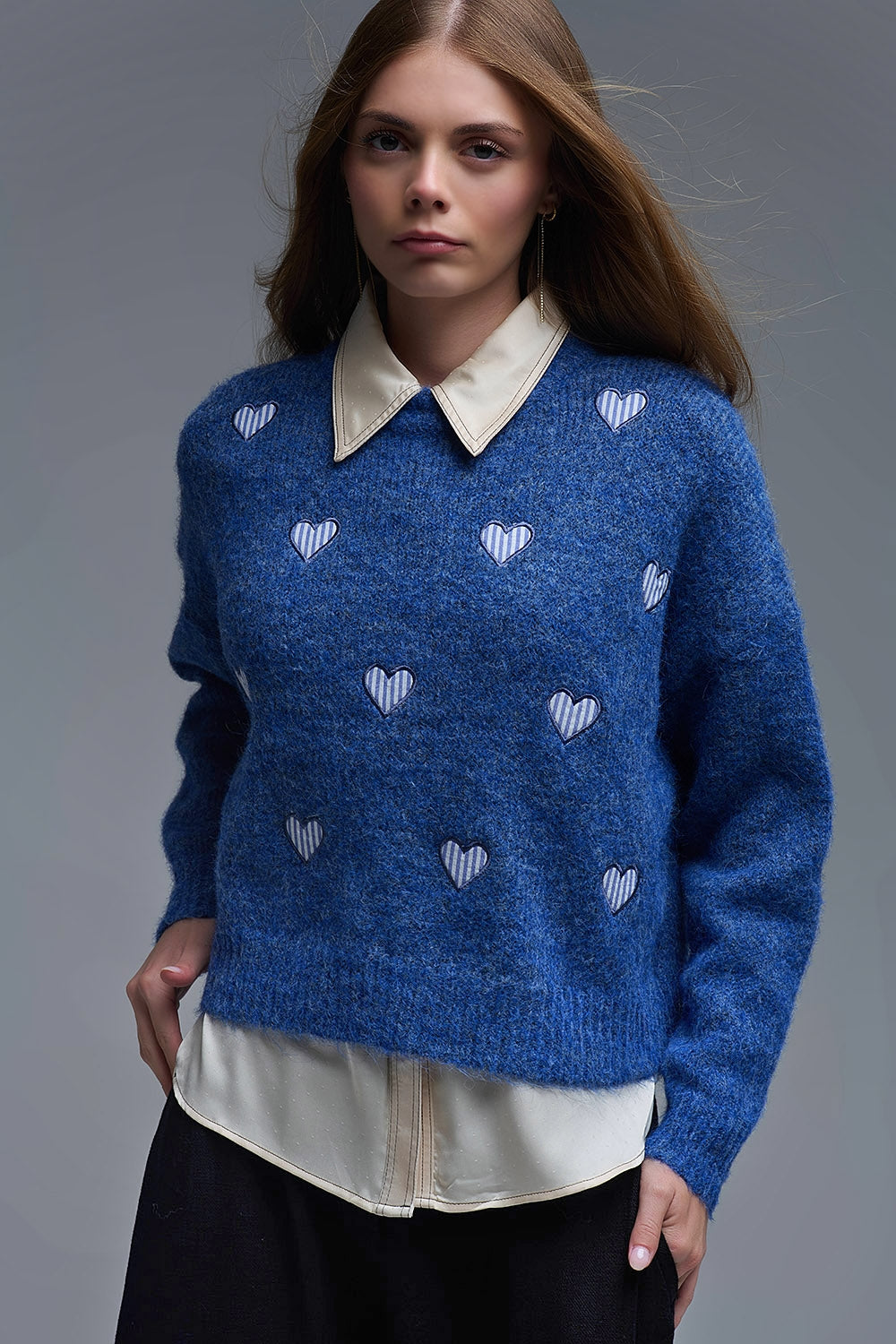 Pull bleu à col ras du cou et cœurs rayés