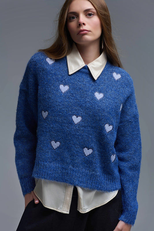 Pull bleu à col ras du cou et cœurs rayés