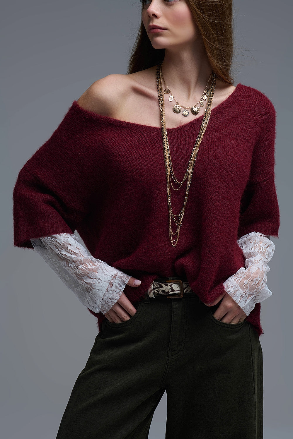 burgundy Contrast V-Neck Sweater with Contrasting White lace Sleeves (Pull à col en V contrasté bordeaux avec manches en