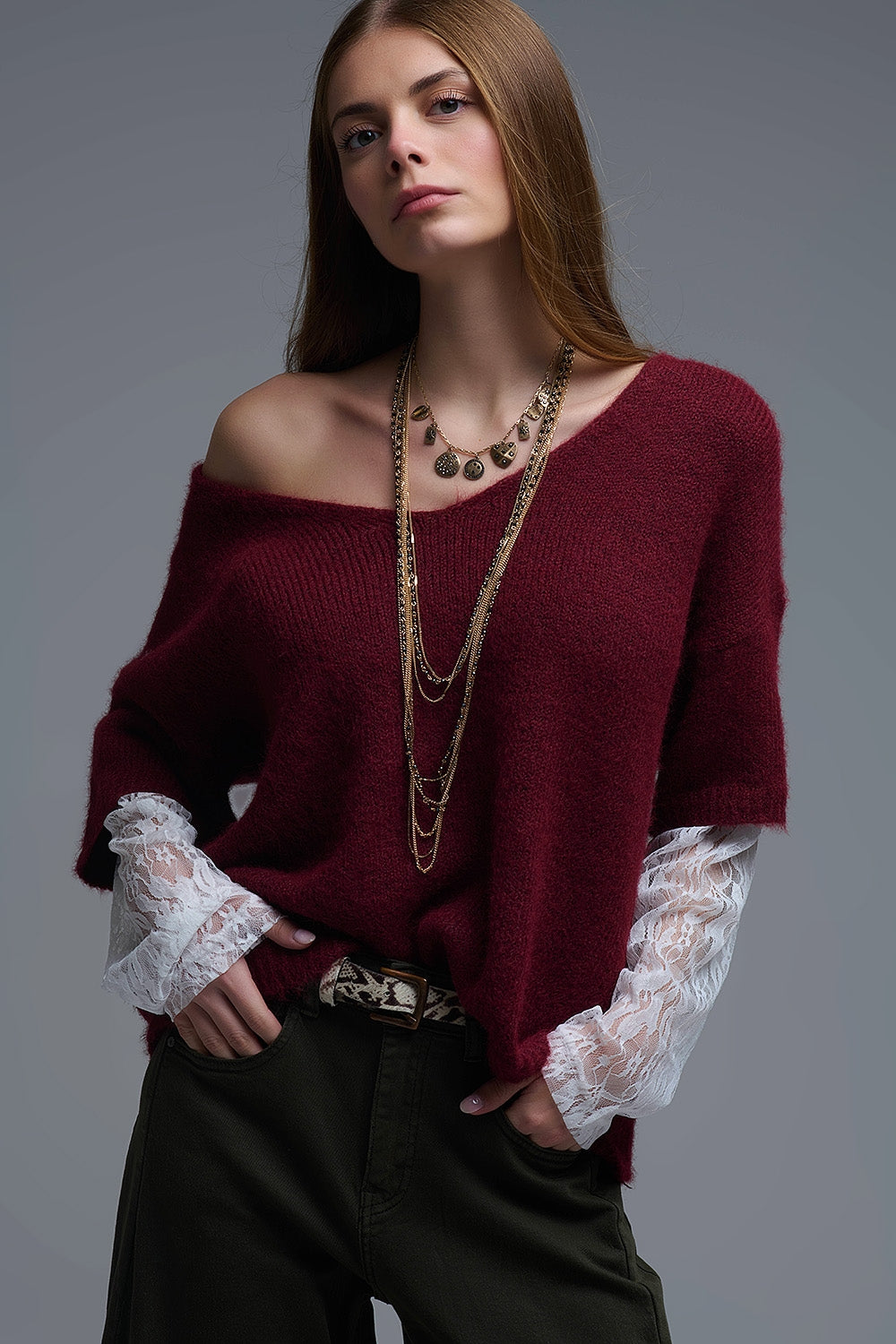 burgundy Contrast V-Neck Sweater with Contrasting White lace Sleeves (Pull à col en V contrasté bordeaux avec manches en