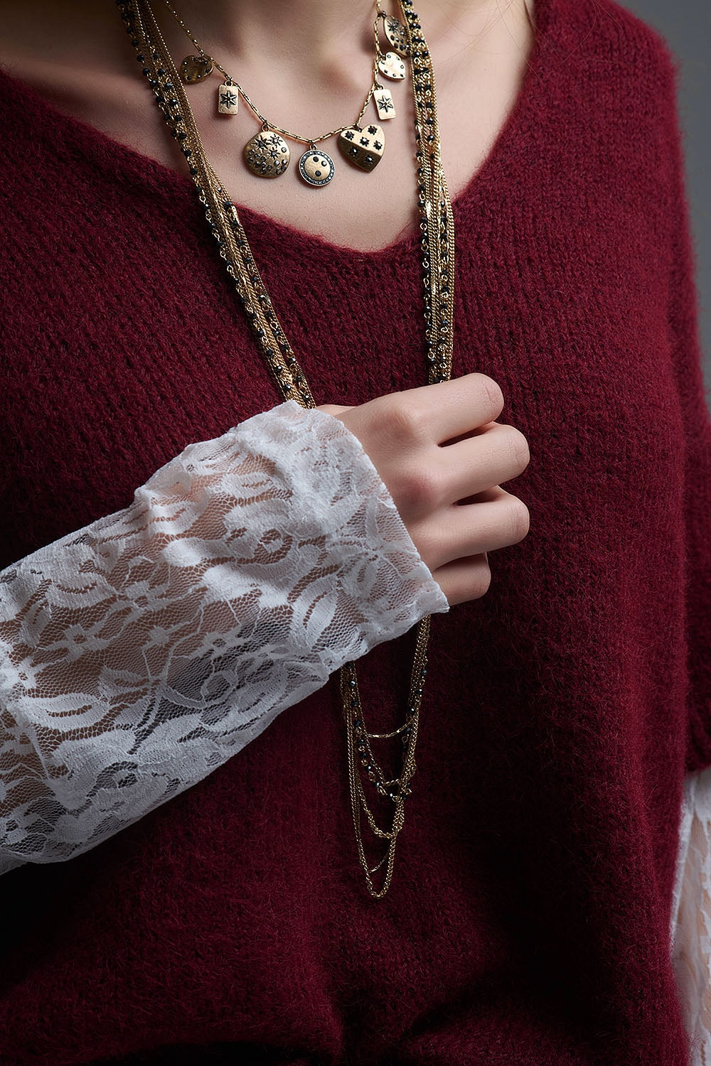 burgundy Contrast V-Neck Sweater with Contrasting White lace Sleeves (Pull à col en V contrasté bordeaux avec manches en