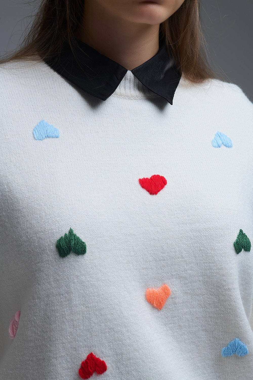 Pull crème avec cœurs brodés multicolores