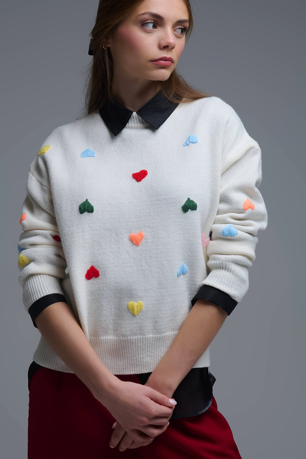Pull crème avec cœurs brodés multicolores