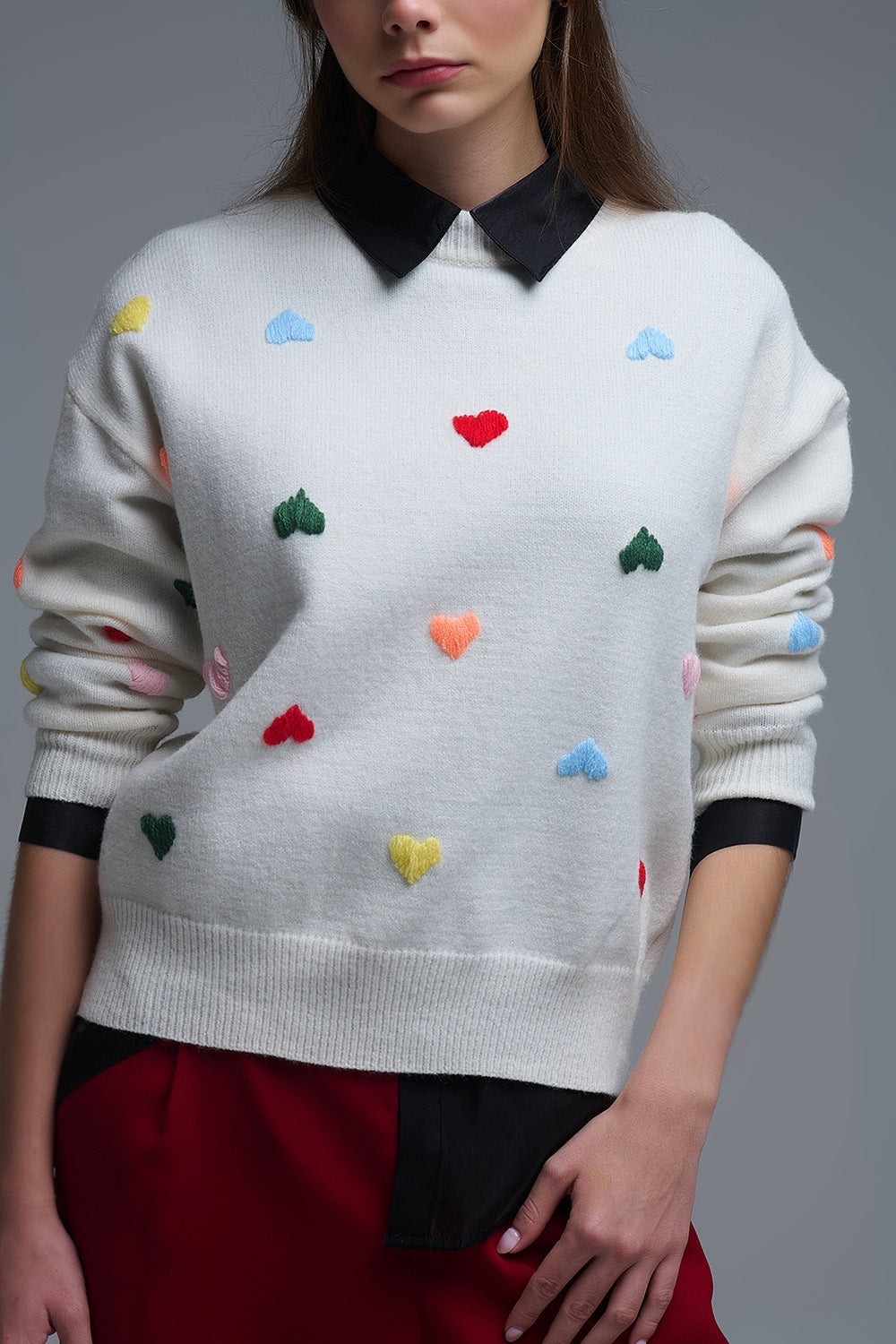 Pull crème avec cœurs brodés multicolores