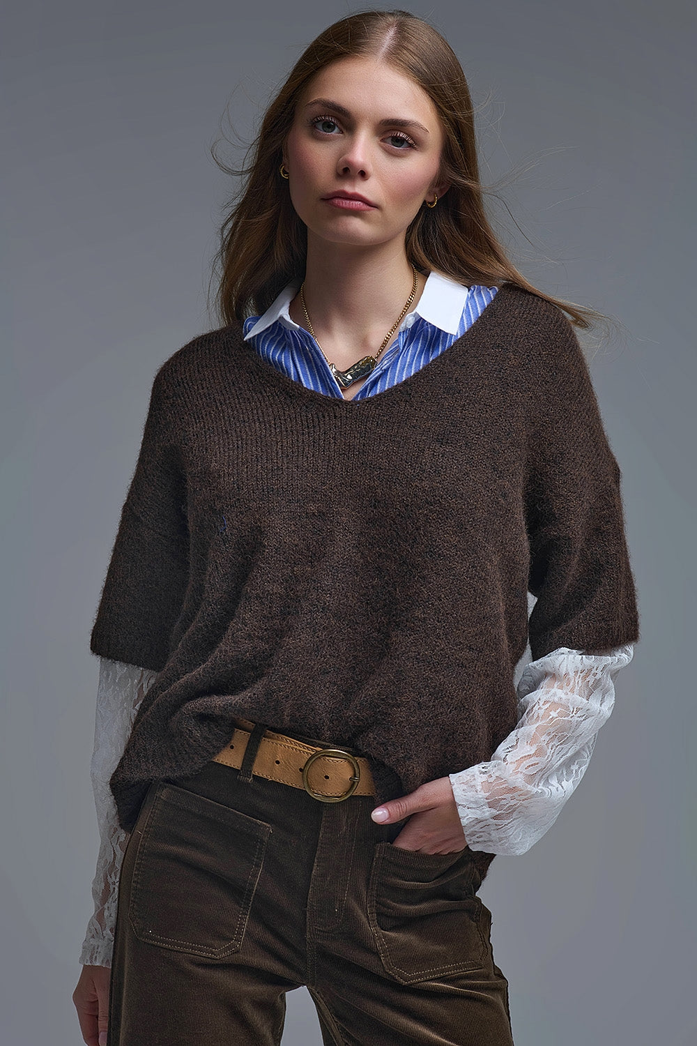 Pull marron à col en V contrasté et manches en dentelle blanche contrastée