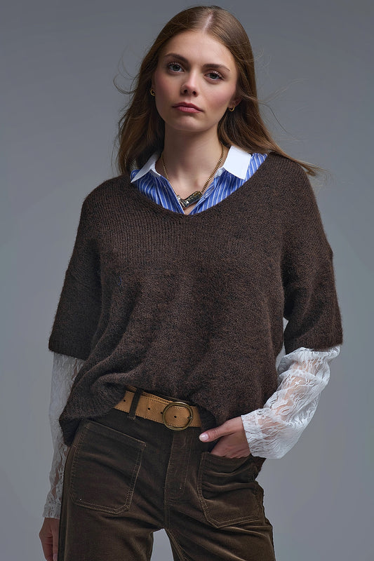 Pull marron à col en V contrasté et manches en dentelle blanche contrastée