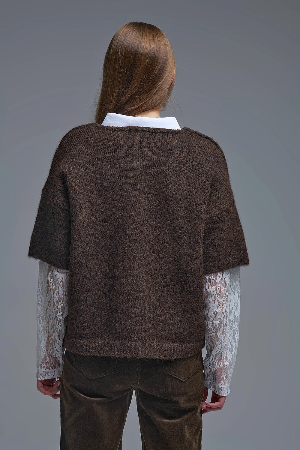 Pull marron à col en V contrasté et manches en dentelle blanche contrastée
