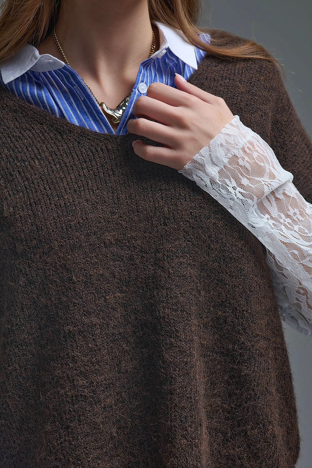 Pull marron à col en V contrasté et manches en dentelle blanche contrastée