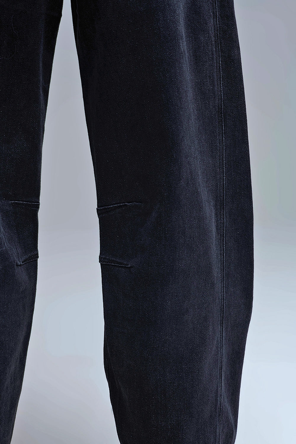 Jean Barrel en denim noir délavé