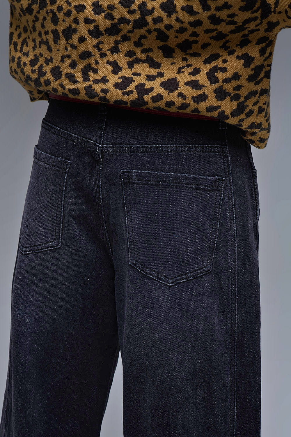 Jean Barrel en denim noir délavé