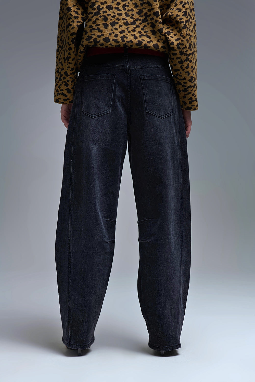 Jean Barrel en denim noir délavé