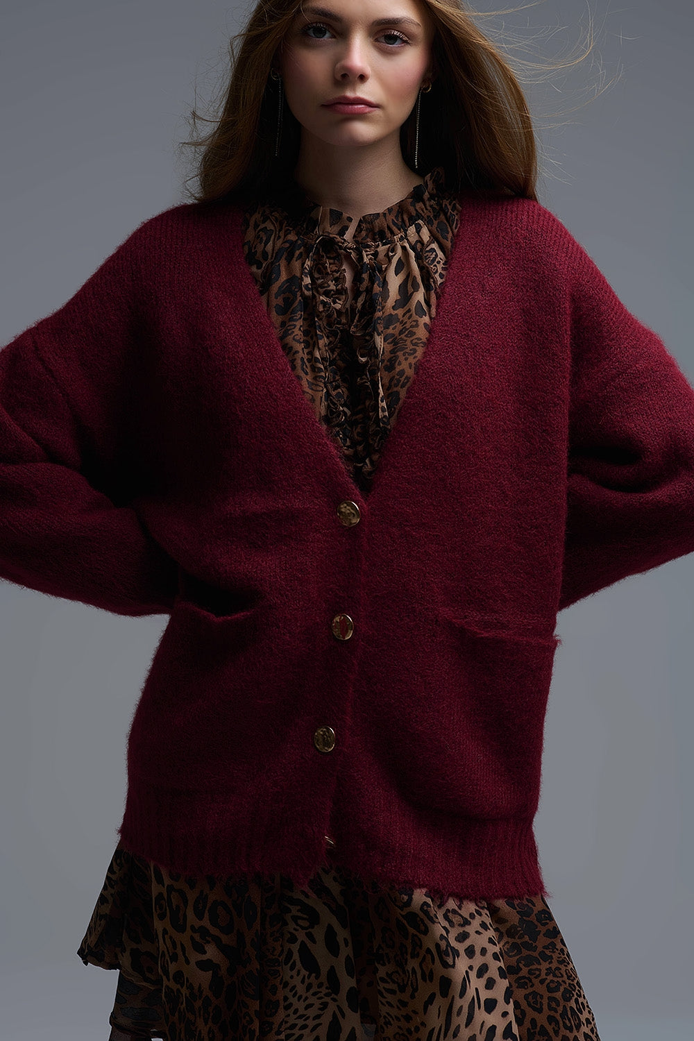 Cardigan surdimensionné en bordeaux avec boutons et poches dorés