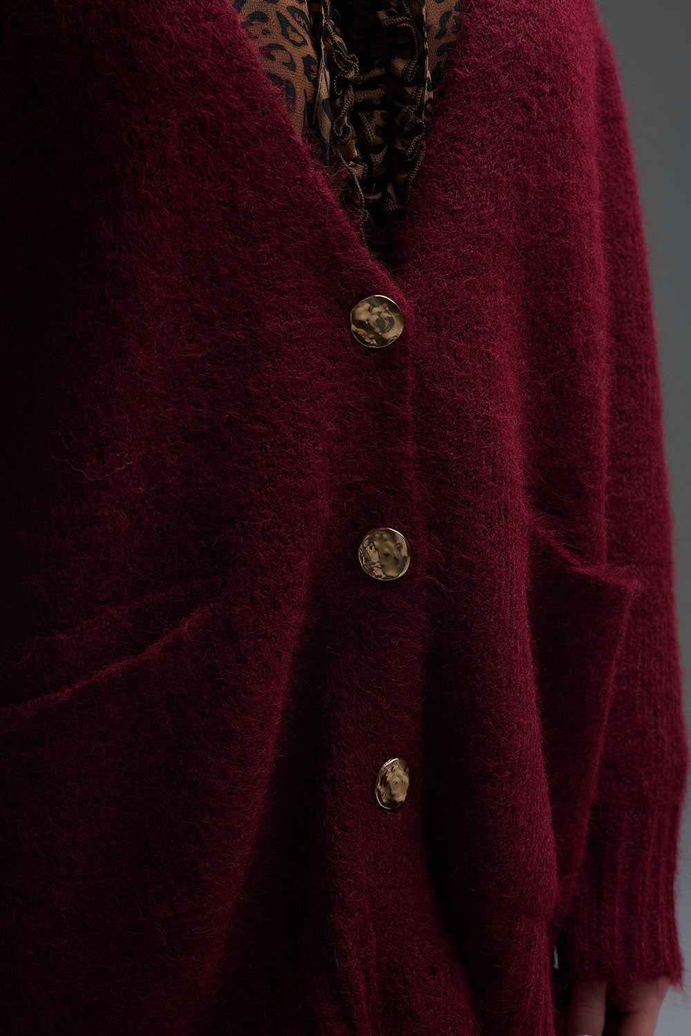 Cardigan surdimensionné en bordeaux avec boutons et poches dorés
